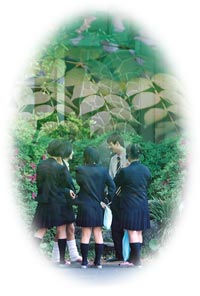 楽しく先生を囲む生徒たち